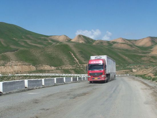 ein chinesischer LKW begegnet uns