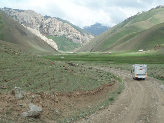 durch das Tal nach Tash Rabat