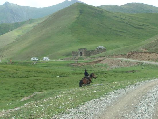 ein Hirte reitet mit uns um die Wette