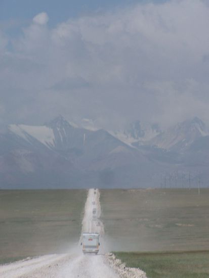 Weiterfahrt zum Turugat Pass - eine schnurgerade Piste