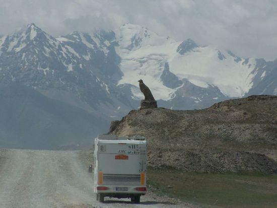 hinter den schneebedeckten Bergen liegt China