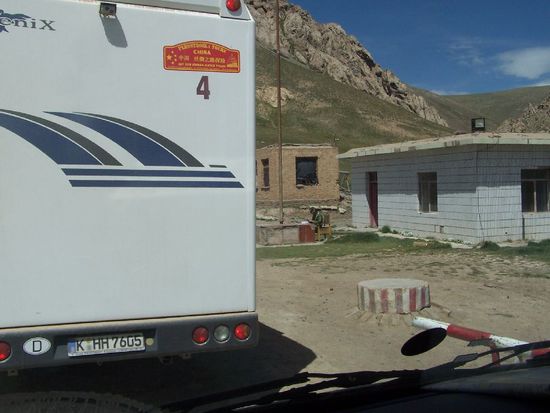 der einsame chinesische Grenzposten in der Mitte des Bildes