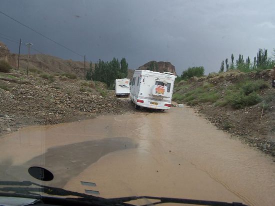 der erste Erdrutsch, Mike schafft es aber