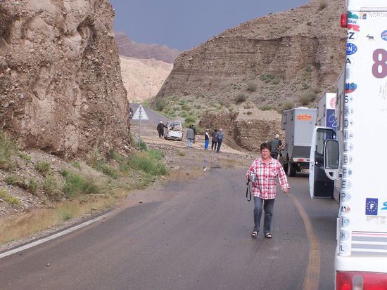 und der zweite Erdrutsch, Gundula hat alles im Kasten