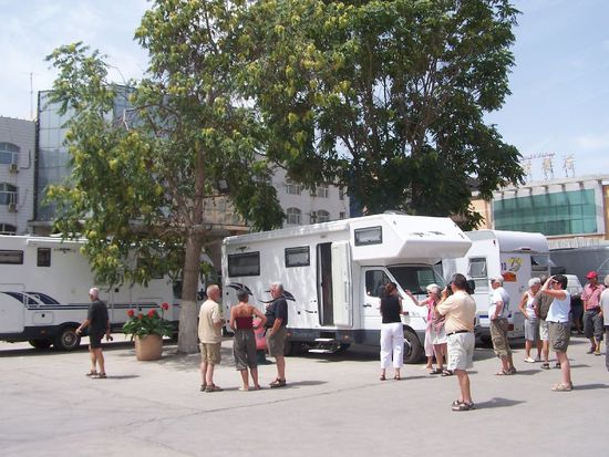 Kuga - wir warten auf den Bus