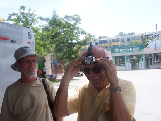 wegen der Hoehlen brauchen wir Kopflampen oder Taschenlampen