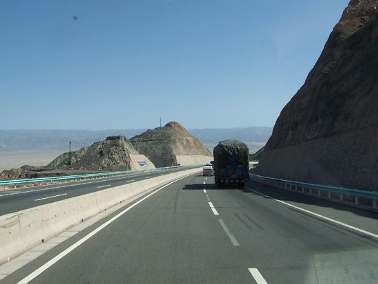 auf der Fahrt nach Turpan -  man beachte die gute Strasse