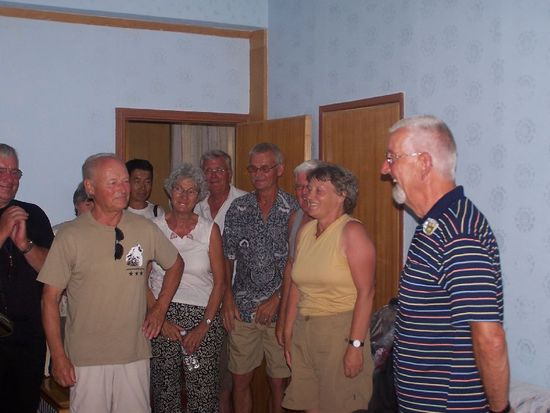 alle gratulieren Fritz, und Peter haelt die Geburtstagsrede