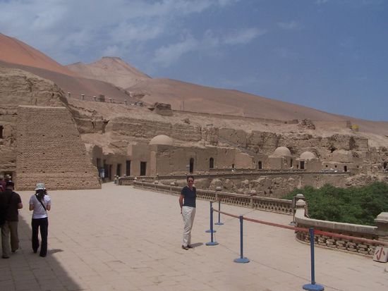 die Hoehlen imHintergrund