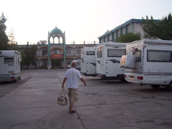 wir steigen wieder in unser Auto und fahren weg von Turpan, der heissesten Stadt Chinas