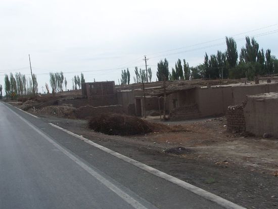 wir fahren an den Lehmhaeusern vorbei