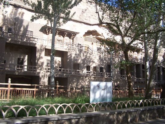 die Eingaenge zu den Hoehlen