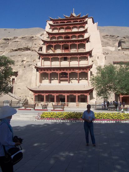Der Eingang der Hoehle mit dem grossen Buddha