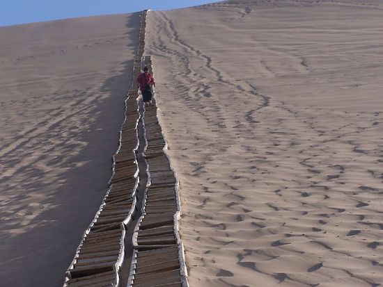 ein Engel steigt vom Himmel herab