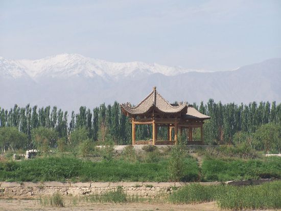 Die Berge von Tibet im Hintergrund