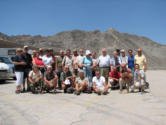 und nun ein Gruppenfoto mit vielen Damen vor der Mauer