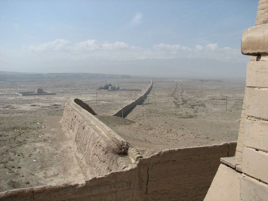 die Mauer verliert sich in weiter Ferne