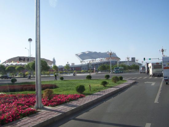 die Fahrt durch das moderne Jiayuguan