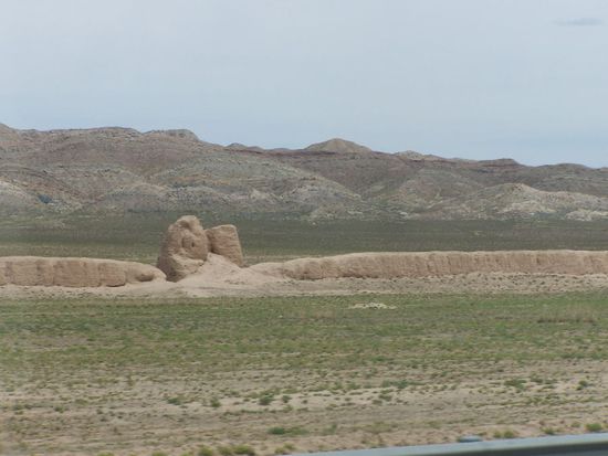 Reste der Mauer liegen direkt neben der Autobahn