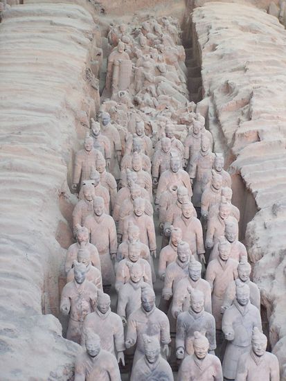 hier stehen die Soldaten in Reih und Glied