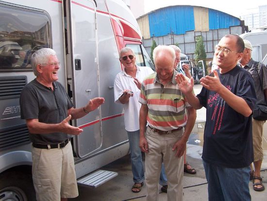 alle lachen ueber das Chinesische Geburtstagsstaendchen fuer Jan