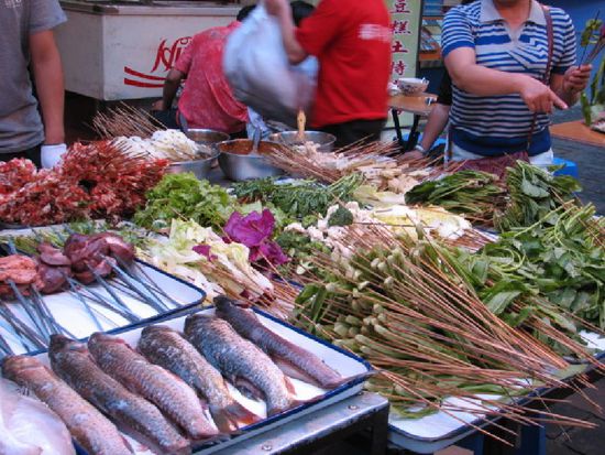 das leckere Essen auf dem Abendmarkt