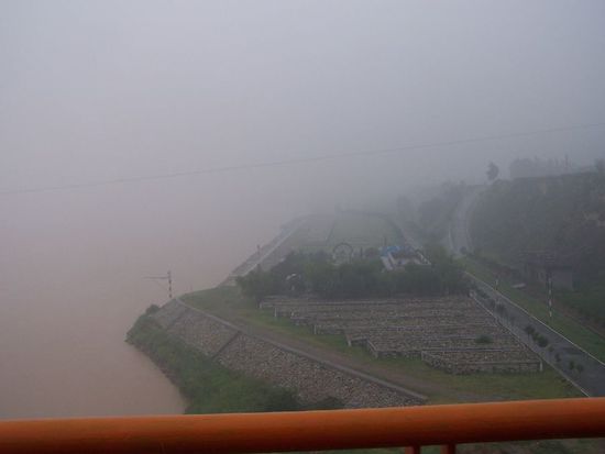 nebelverhandener Blick auf den Gelben Fluss - es hat den ganzen Tag geregnet auf der Fahrt nach Yuncheng