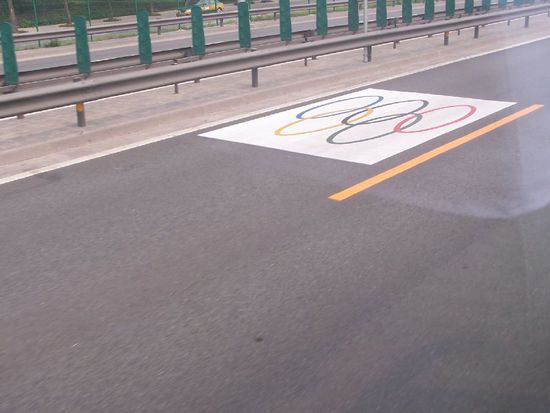 die Spur darf noch nicht befahren werden - nur fuer Olympia