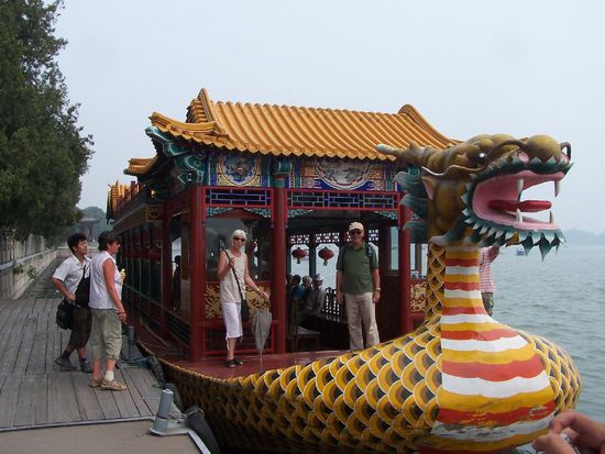 hier fahren wir mit dem Drachenboot