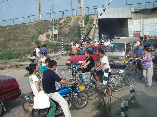 jetzt geht die Schranke wieder auf und alle duerfen fahren