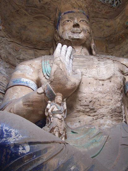 noch einmal ein riesiger Buddha mit einer kleinen Figur auf dem Knie