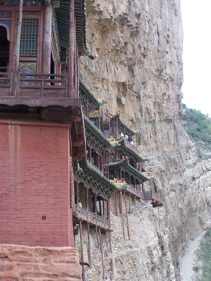 von der seite kann man die filigranen Holzstuetzen sehen