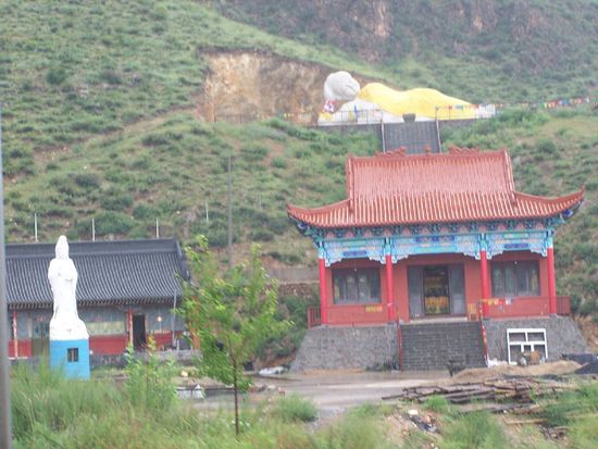 direkt an der Autobahn - ein liegender Buddha, der gebaut wird