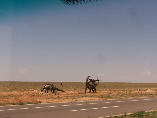 Dinos rechts und links der Strasse