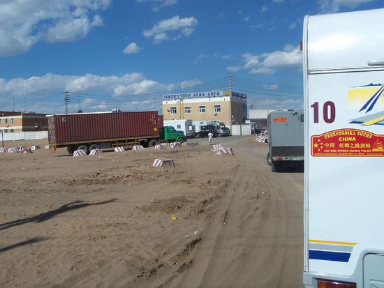 und stehen vor dem Bahnhof, wo wir verladen wollen