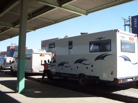 jetzt steht er auf dem Waggon