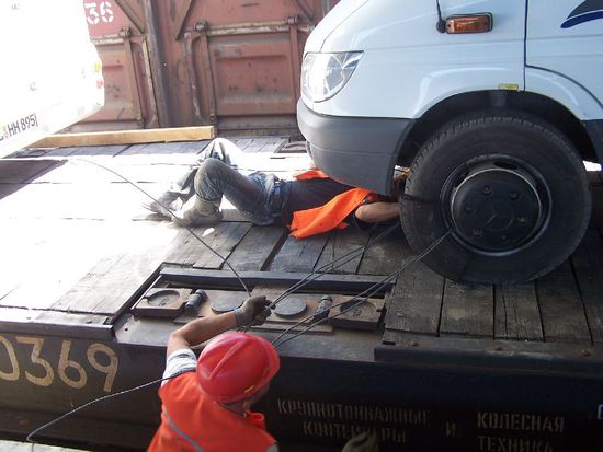 und wird mit Stahltrossen festgemacht