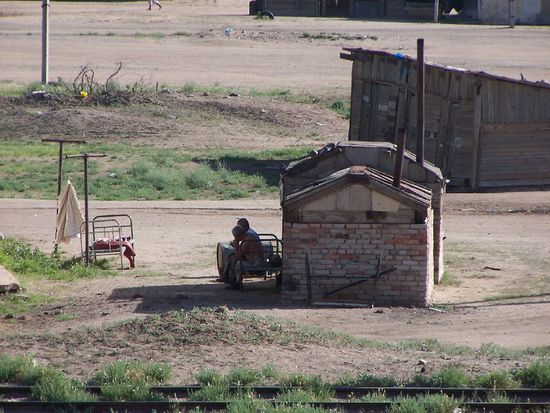 weil es so heiss ist, werden die Betten nach draussen gebracht