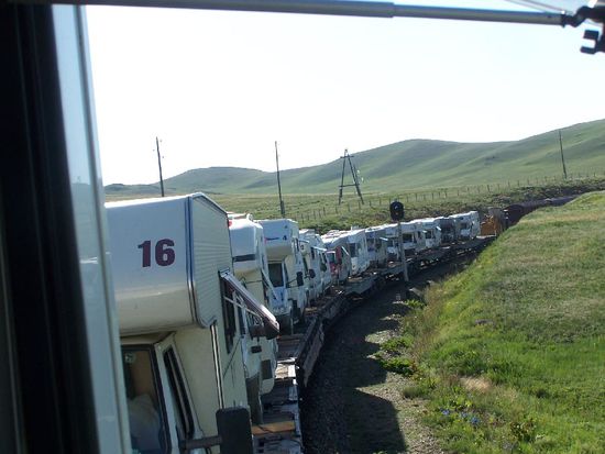 die Mitreisenden sind schon aufgestanden und schauen aus den Fenstern