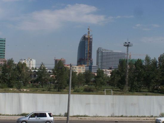 der Kontrast dazu die Hochhaeuser der Stadt