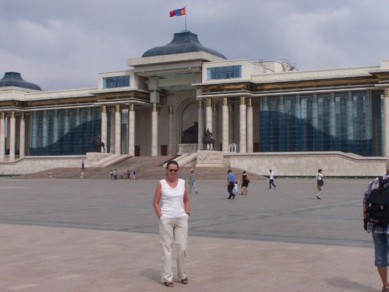 vor dem nachgebauten Mausoleum