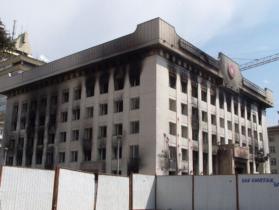 Unruhen bei den Wahlen im Juli - das abgebrannte Parteihaus