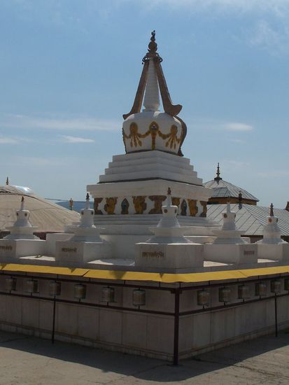 die Stupa, in der die Asche der Moenche bestattet wird