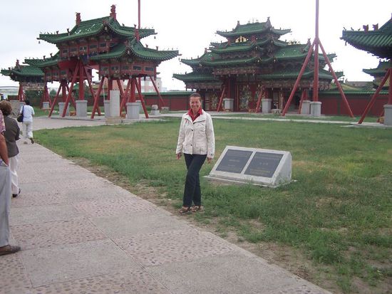 vor dem Tempel in Ulaanbaatar