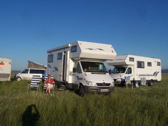 und hier stehen wir in der Steppe - herrlich - bevor wir die Grenze nach Russland ueberschreiten