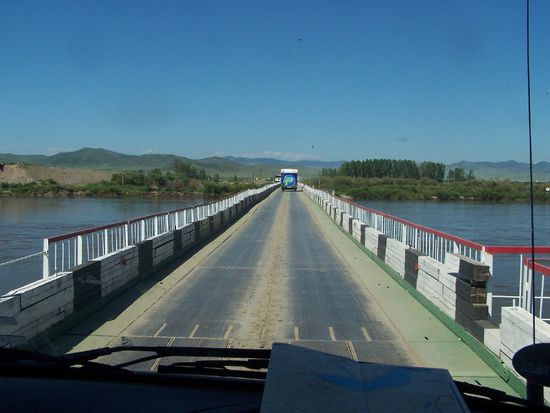 eine schmale Bruecke ueber den Fluss