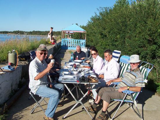 Jetzt sind wir am Baikal See und wir grillen und Prost