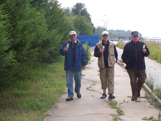 die Angler kommen mit ihrer Ausbeute zurueck