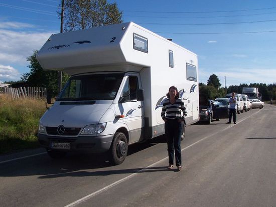 hier warten wie vor dem Bahnuebergang, dass das 4m5 Std werden wuerden ahnten wir noch nicht