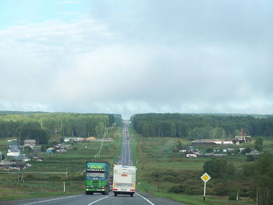 die schnurgerade Strasse